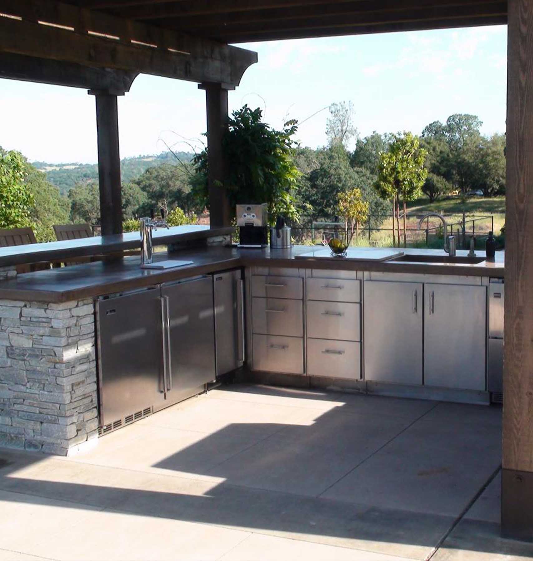 Build an Outdoor Kitchen to Liven Up House Parties